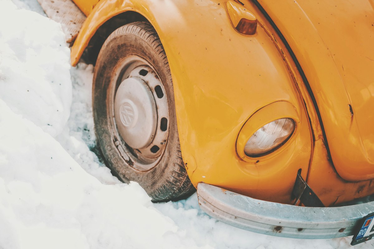 Winter tire tread pattern and snow traction comparison